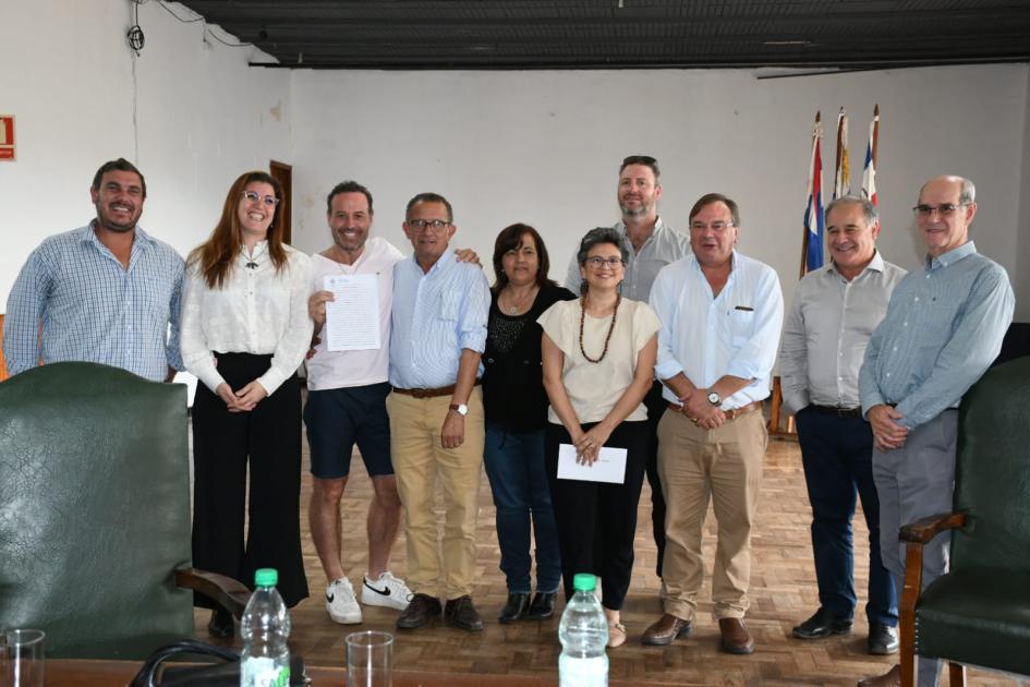 Firma de Convenios Sociales en Bella Unión Firma de Convenios Sociales en Bella Unión