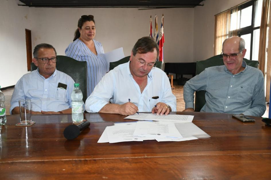 Firma de Convenios Sociales en Bella Unión Firma de Convenios Sociales en Bella Unión