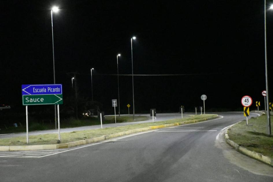 Inauguración de luminarias y obras sociales en Canelones