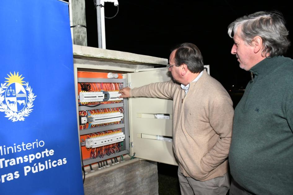 Inauguración de luminarias y obras sociales en Canelones