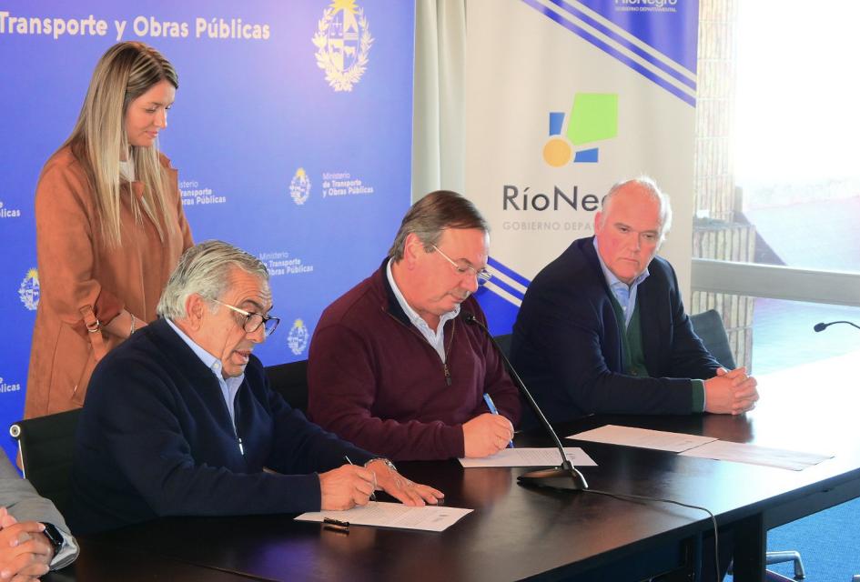 Firma de convenio entre MTOP y la Intendencia de Río Negro Firma de convenio entre MTOP y la Intendencia de Río Negro