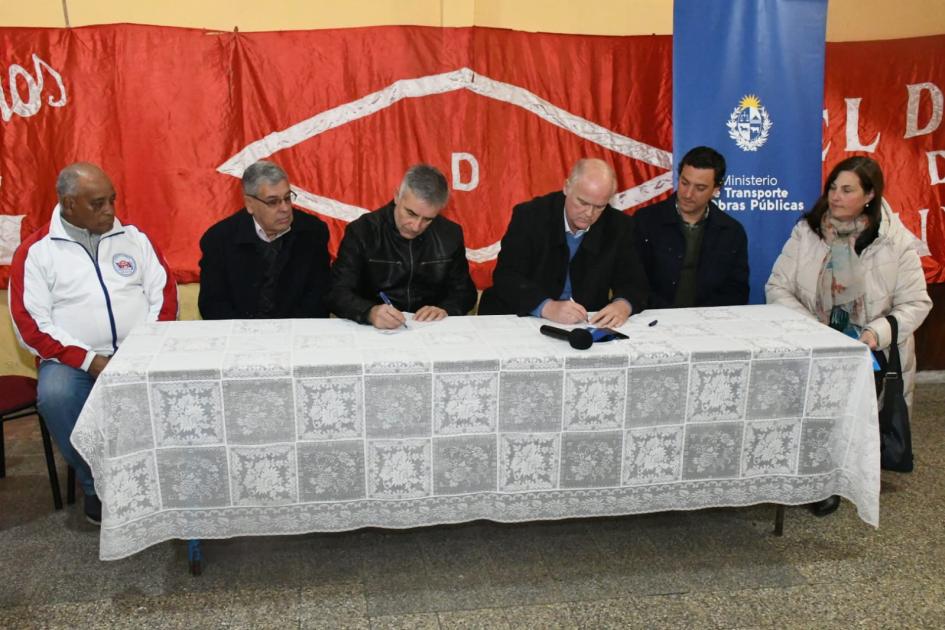 Firma de convenio social con Flores Fútbol Club Firma de convenio social con Flores Fútbol Club