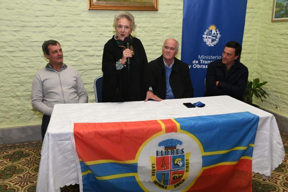 Firma de convenio social con Casa Residentes de Flores Firma de convenio social con Casa Residentes de Flores