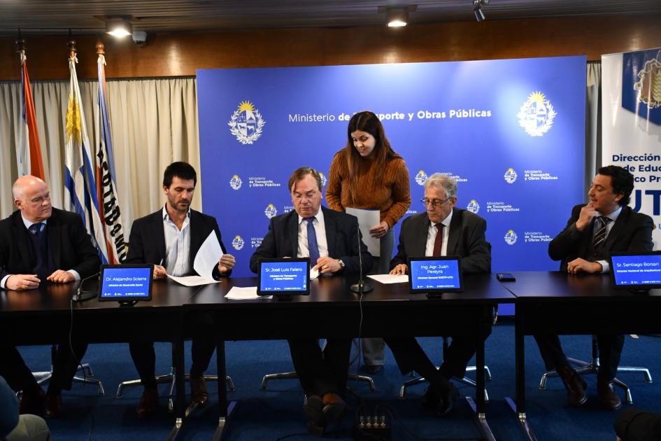 Firma de convenio entre MTOP, MIDES y UTU Firma de convenio entre MTOP, MIDES y UTU