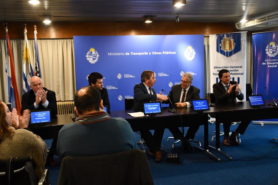 Firma de convenio entre MTOP, MIDES y UTU Firma de convenio entre MTOP, MIDES y UTU
