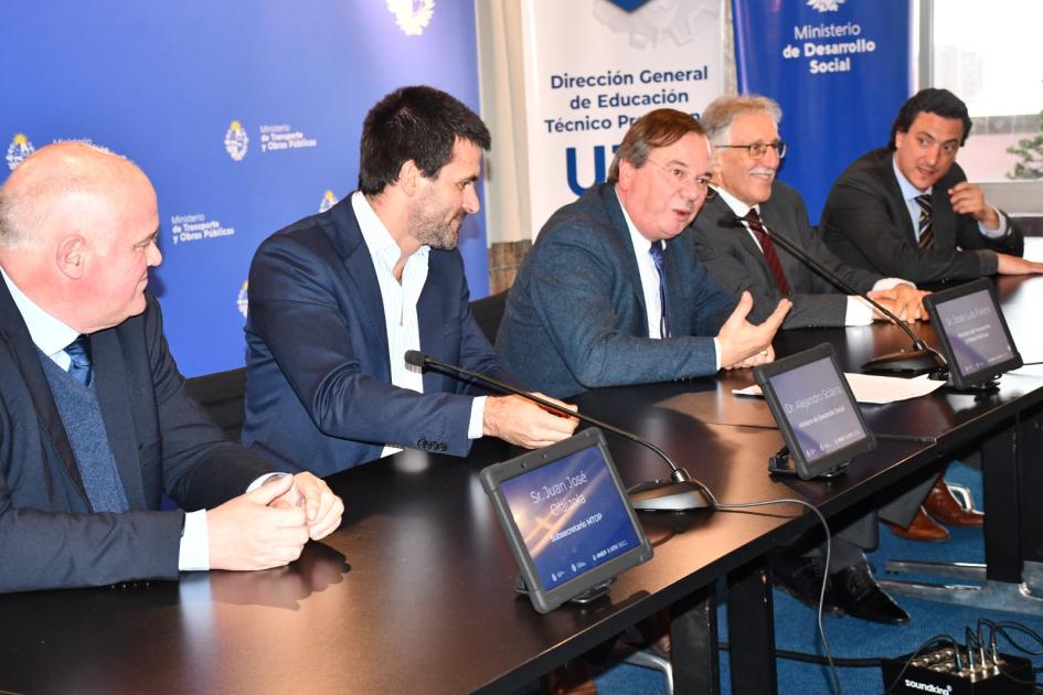 Firma de convenio entre MTOP, MIDES y UTU Firma de convenio entre MTOP, MIDES y UTU