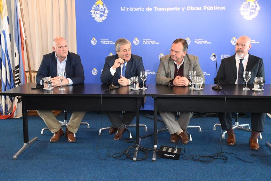 Firma de convenio de cooperación interinstitucional entre el MTOP y el INAC Firma de convenio de cooperación interinstitucional entre el MTOP y el INAC