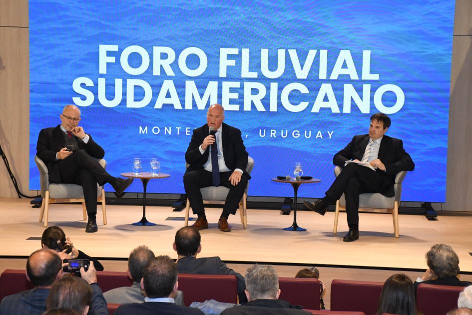 Olaizola en Primer Foro Fluvial Sudamericano Olaizola en Primer Foro Fluvial Sudamericano