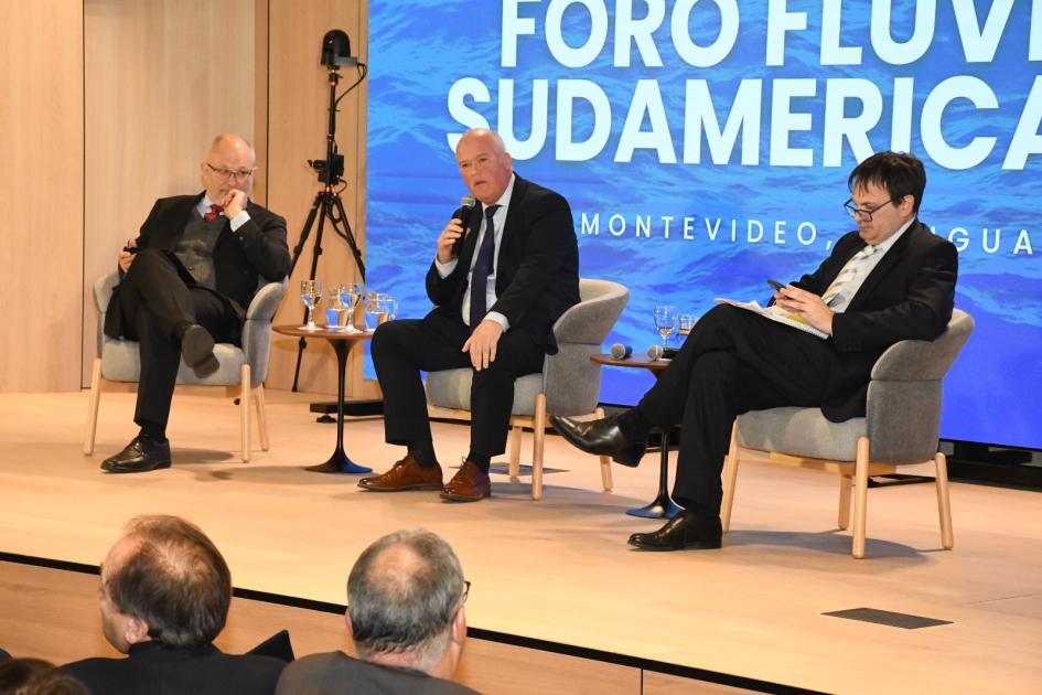 Olaizola en Primer Foro Fluvial Sudamericano Olaizola en Primer Foro Fluvial Sudamericano