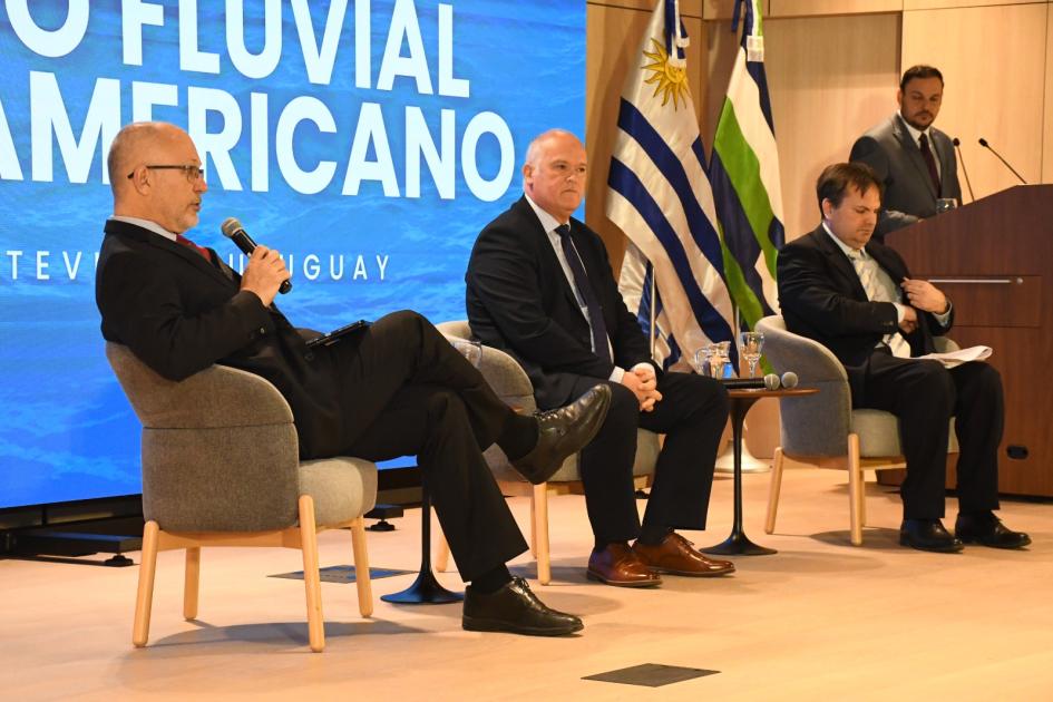 Olaizola en Primer Foro Fluvial Sudamericano Olaizola en Primer Foro Fluvial Sudamericano