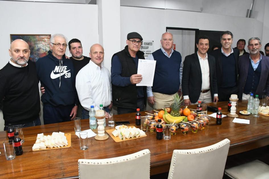 Firma de convenio social entre el MTOP y Asoc. de Feriantes del Uruguay Firma de convenio social entre el MTOP y Asoc. de Feriantes del Uruguay