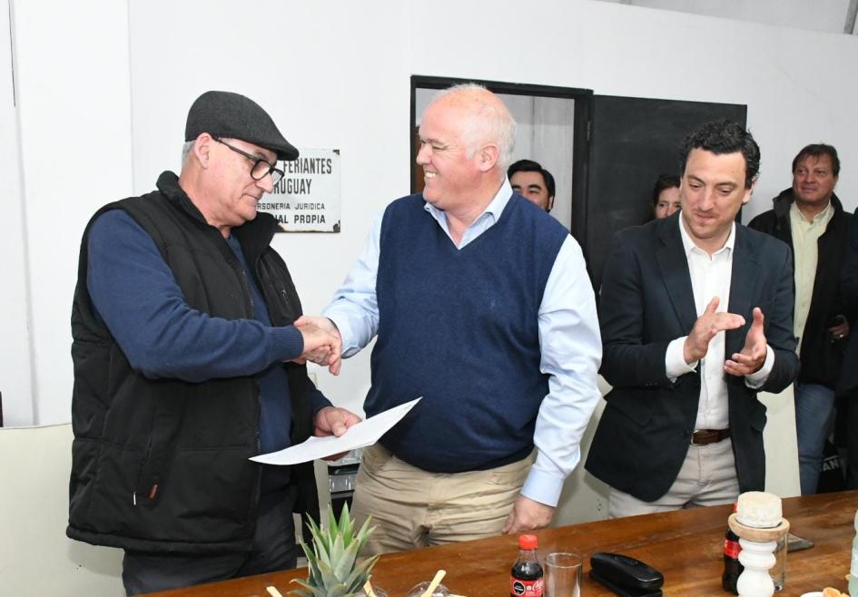 Firma de convenio social entre el MTOP y Asoc. de Feriantes del Uruguay Firma de convenio social entre el MTOP y Asoc. de Feriantes del Uruguay