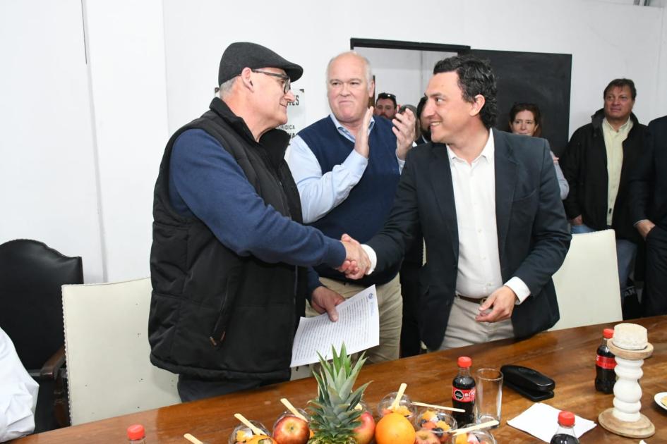 Firma de convenio social entre el MTOP y Asoc. de Feriantes del Uruguay Firma de convenio social entre el MTOP y Asoc. de Feriantes del Uruguay