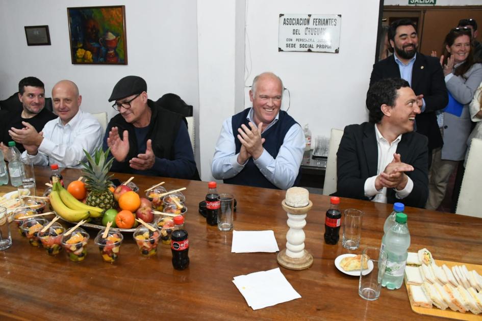 Firma de convenio social entre el MTOP y Asoc. de Feriantes del Uruguay Firma de convenio social entre el MTOP y Asoc. de Feriantes del Uruguay
