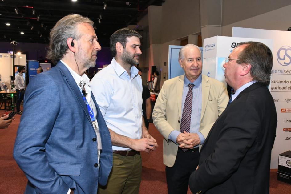 Ministro Falero en Expo Segura en el LATU Ministro Falero en Expo Segura en el LATU