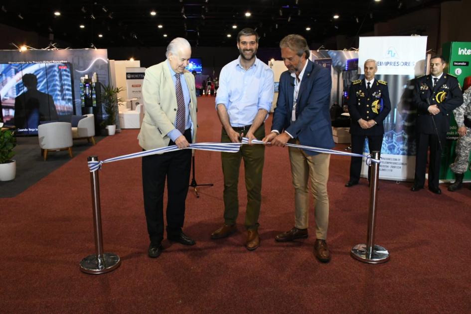 Ministro Falero en Expo Segura en el LATU Ministro Falero en Expo Segura en el LATU