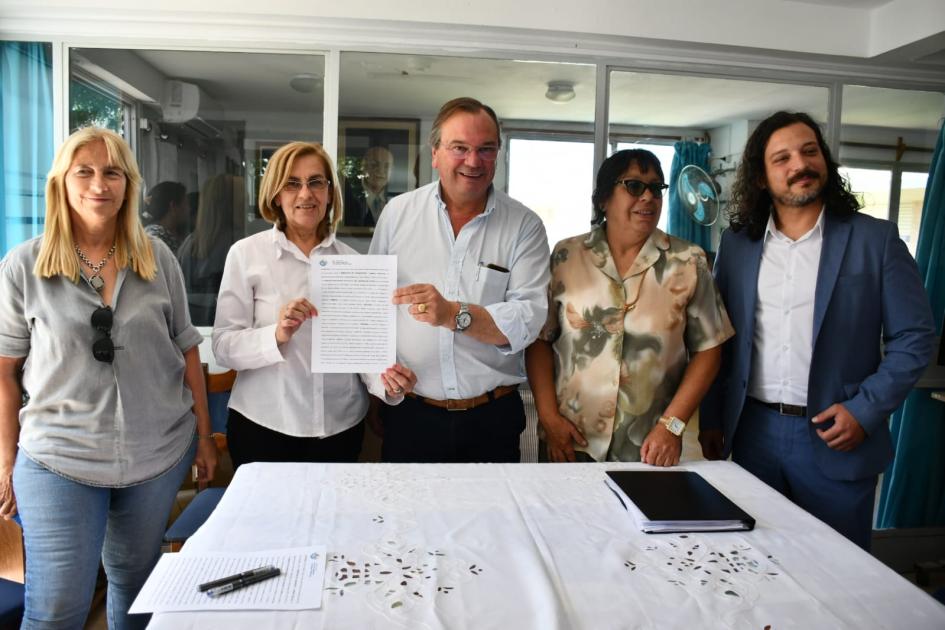 Firma de convenio social con Hogar de Ancianos de Young Firma de convenio social con Hogar de Ancianos de Young