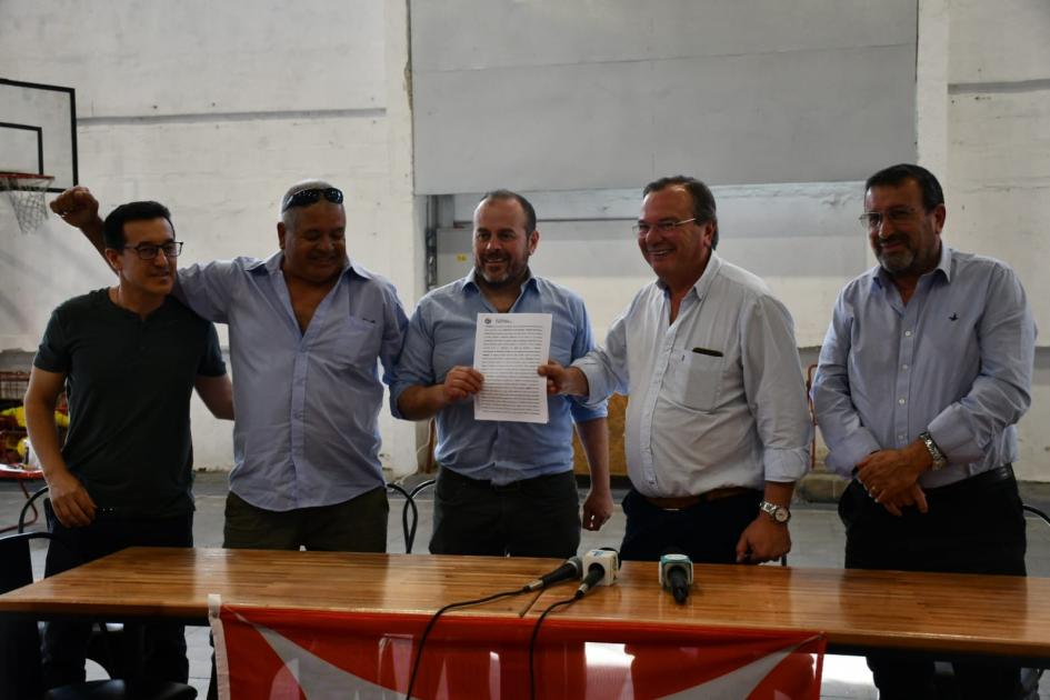 Firma de convenio social con Club A Juventud Firma de convenio social con Club A Juventud