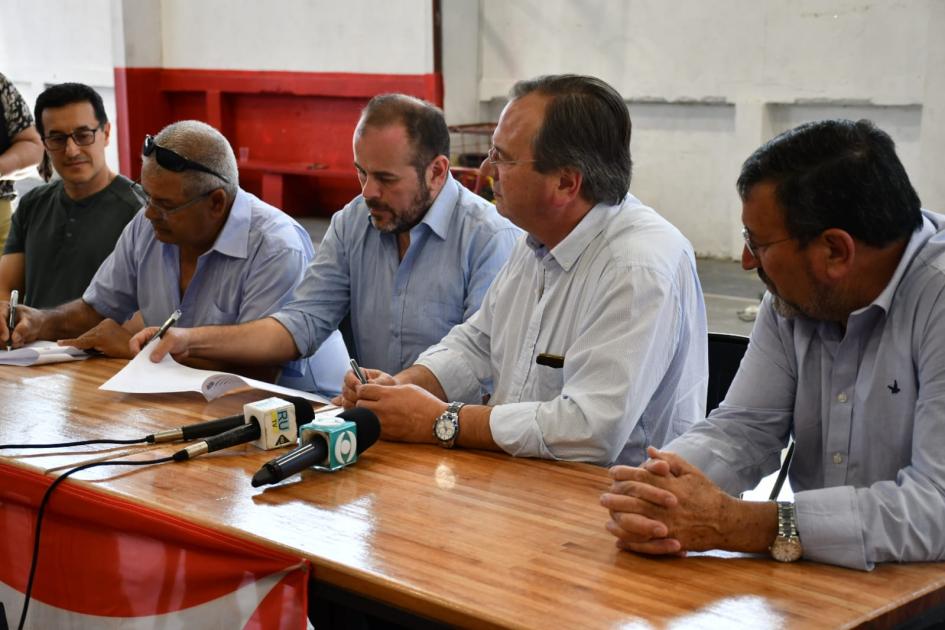Firma de convenio social con Club A Juventud Firma de convenio social con Club A Juventud