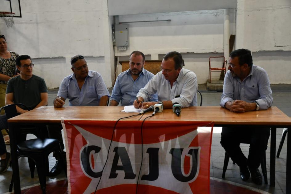 Firma de convenio social con Club A Juventud Firma de convenio social con Club A Juventud