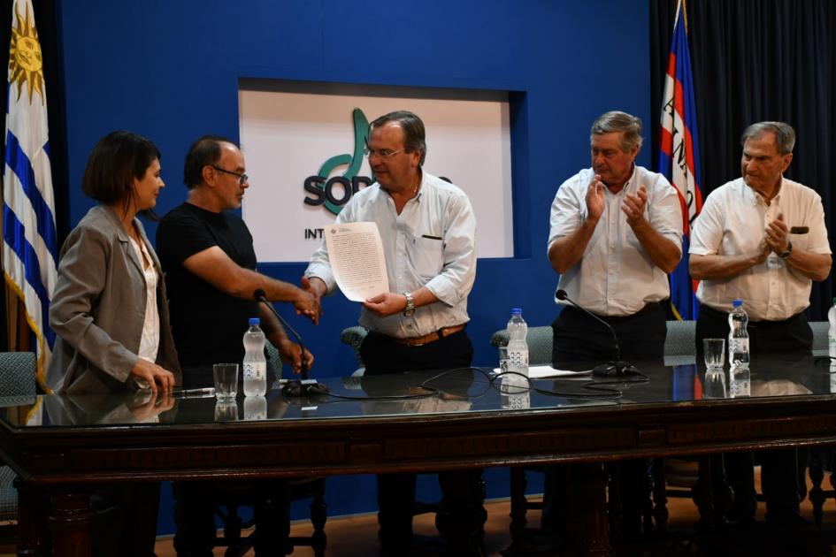 Firma de convenio social con IASA Firma de convenio social con IASA