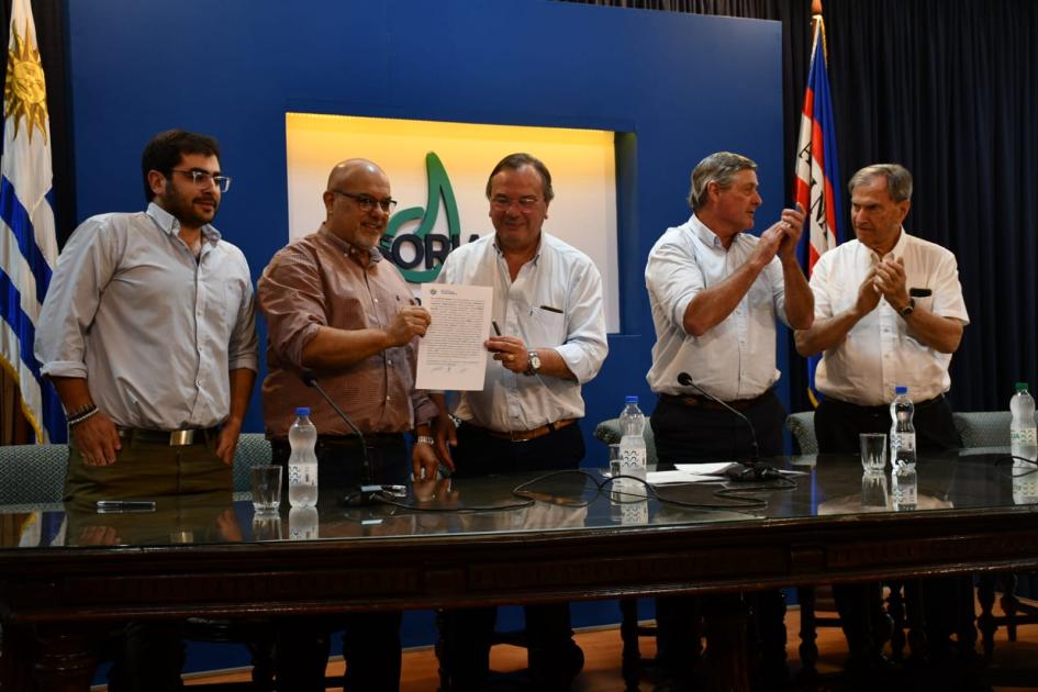 Firma de convenio social con Club Pacaembú Bigua Firma de convenio social con Club Pacaembú Bigua