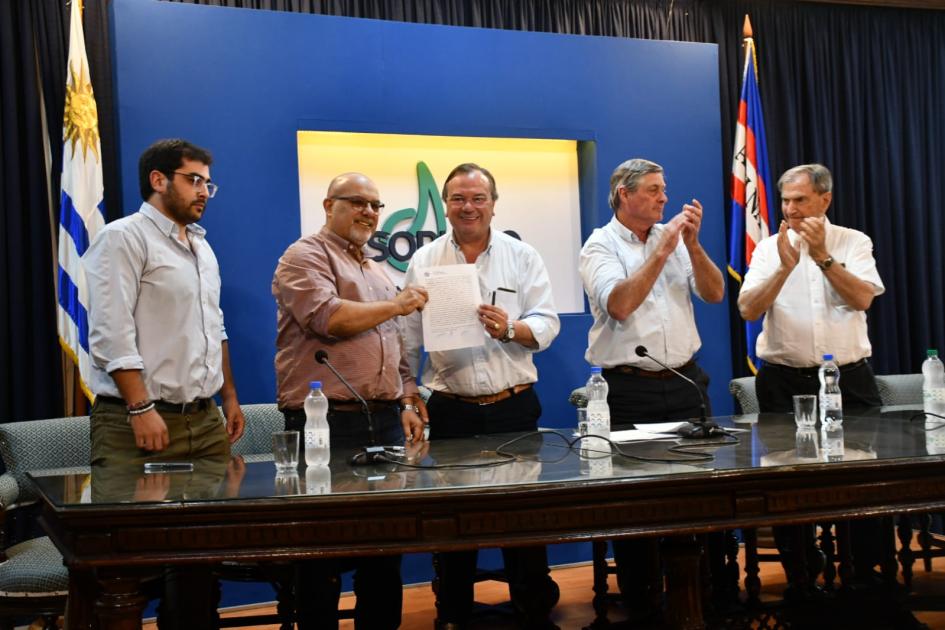 Firma de convenio social con Club Pacaembú Bigua Firma de convenio social con Club Pacaembú Bigua