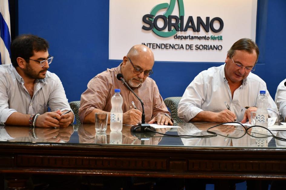 Firma de convenio social con Club Pacaembú Bigua Firma de convenio social con Club Pacaembú Bigua