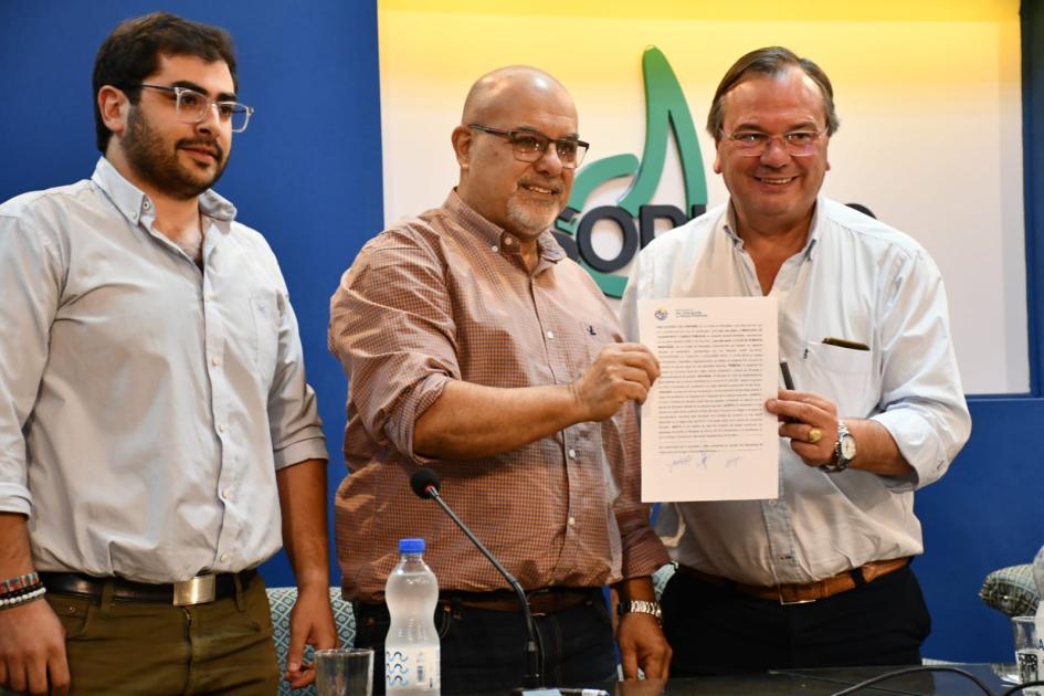 Firma de convenio social con Club Pacaembú Bigua Firma de convenio social con Club Pacaembú Bigua