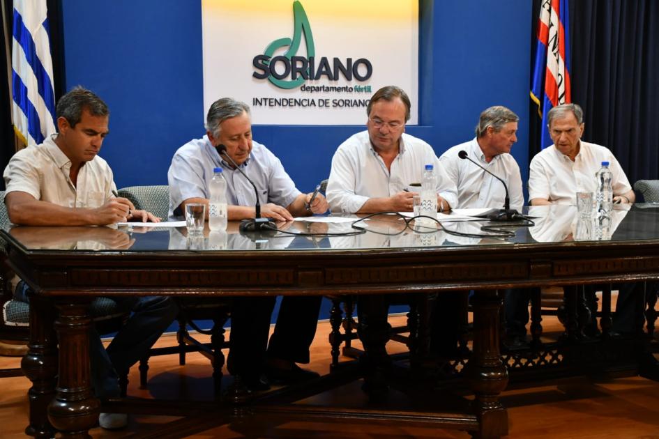 Firma de convenio social con Club Remeros Firma de convenio social con Club Remeros