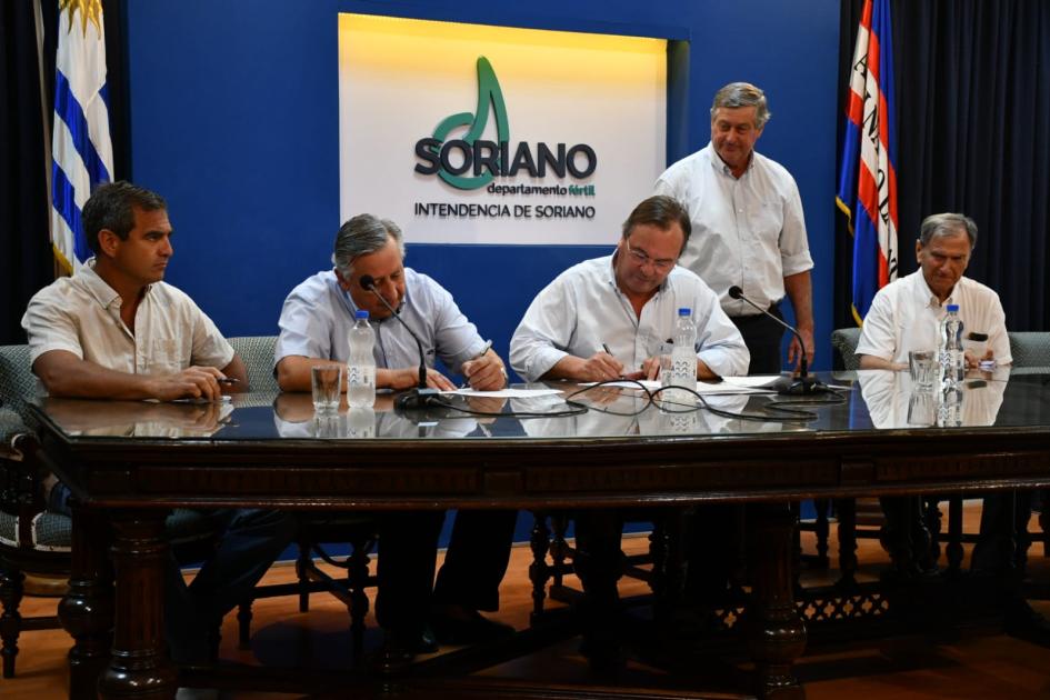 Firma de convenio social con Club Remeros Firma de convenio social con Club Remeros