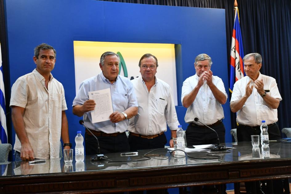 Firma de convenio social con Club Remeros Firma de convenio social con Club Remeros