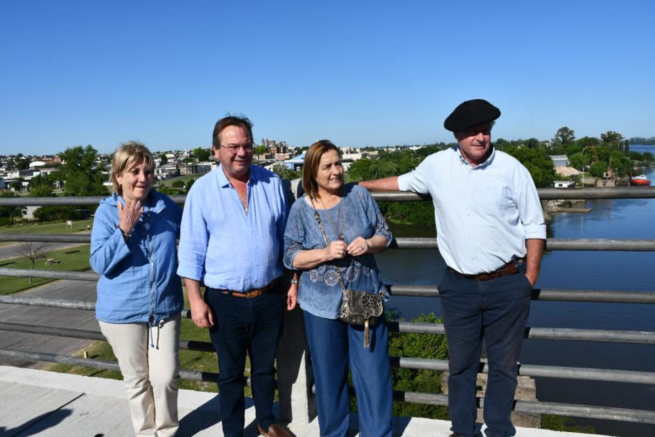 Ministro Falero e Intendentes de Soriano y Río Negro recorriendo puente Líber Seregnií Ministro Falero e Intendentes de Soriano y Río Negro recorriendo puente Líber Seregnií