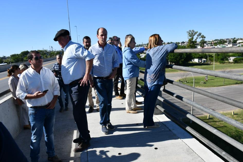 Ministro Falero e Intendentes de Soriano y Río Negro recorriendo puente Líber Seregnií Ministro Falero e Intendentes de Soriano y Río Negro recorriendo puente Líber Seregnií