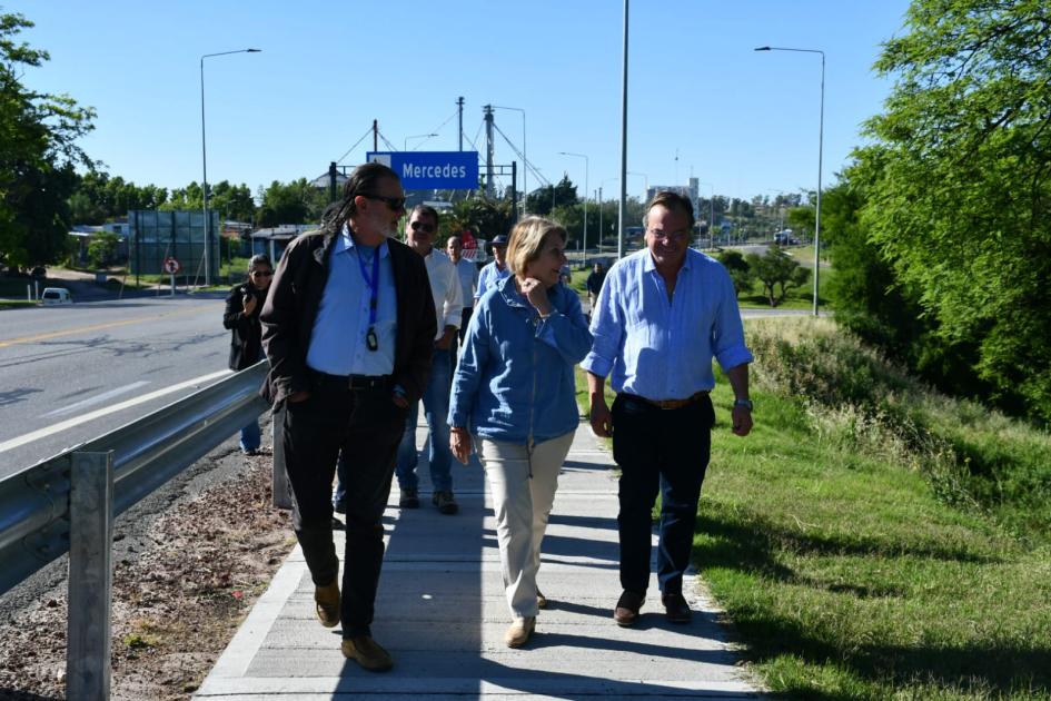 Ministro Falero e Intendentes de Soriano y Río Negro recorriendo puente Líber Seregnií Ministro Falero e Intendentes de Soriano y Río Negro recorriendo puente Líber Seregnií