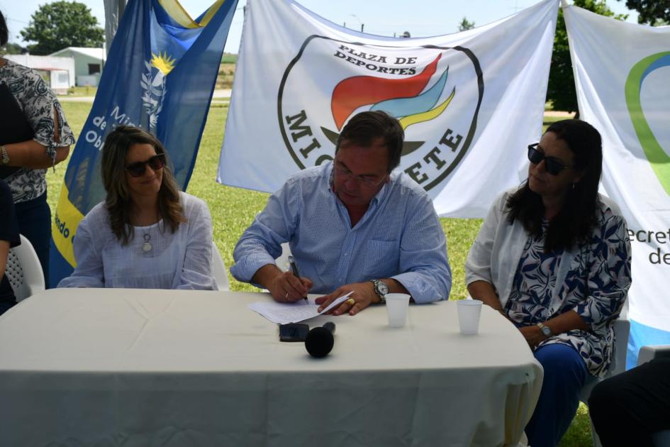Firma de preacuerdo con Plaza de Deportes de Colonia Miguelete Firma de preacuerdo con Plaza de Deportes de Colonia Miguelete