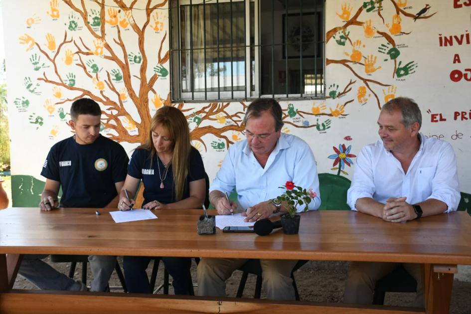 Firma con el Centro de Rehabilitación Encuentre Sin Límites Firma con el Centro de Rehabilitación Encuentre Sin Límites
