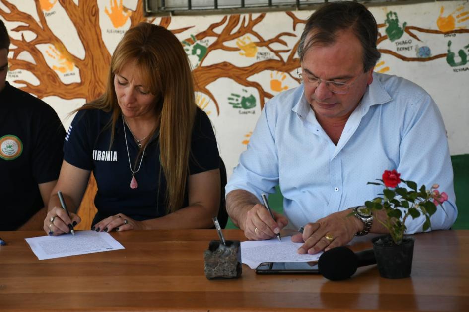 Firma con el Centro de Rehabilitación Encuentre Sin Límites Firma con el Centro de Rehabilitación Encuentre Sin Límites
