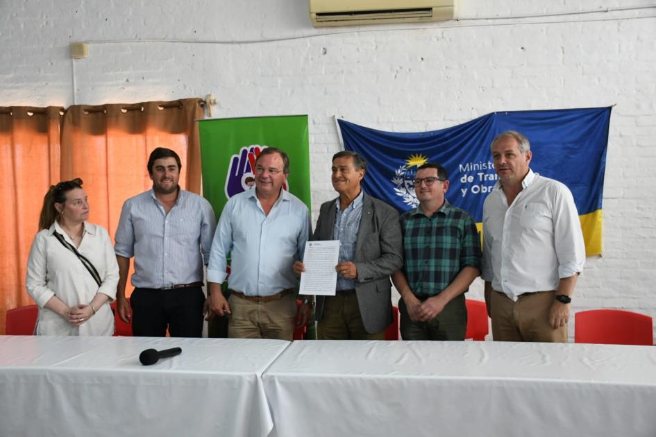 Firma con la Institución Soñando por los Niños Firma con la Institución Soñando por los Niños
