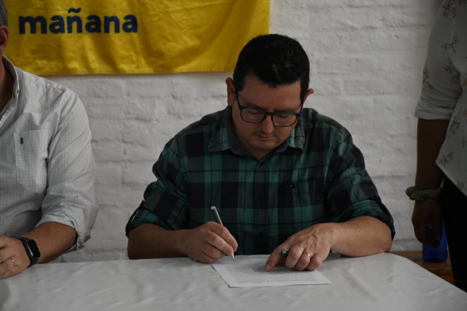 Firma con la Institución Soñando por los Niños Firma con la Institución Soñando por los Niños