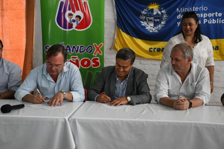 Firma con la Institución Soñando por los Niños Firma con la Institución Soñando por los Niños