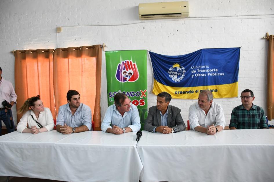 Firma con la Institución Soñando por los Niños Firma con la Institución Soñando por los Niños