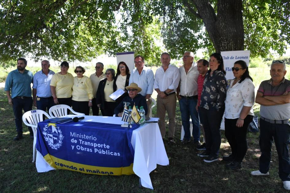 Firma con el Club de Leones de Florida Firma con el Club de Leones de Florida