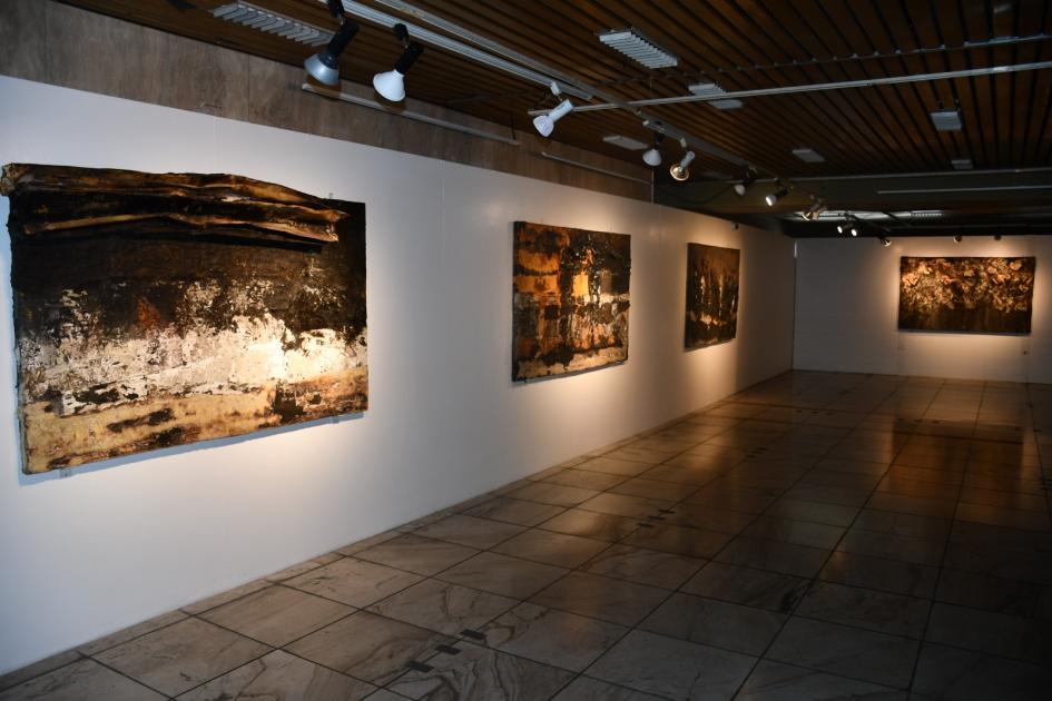 Muestra: La Tierra Permanece Muestra: La Tierra Permanece