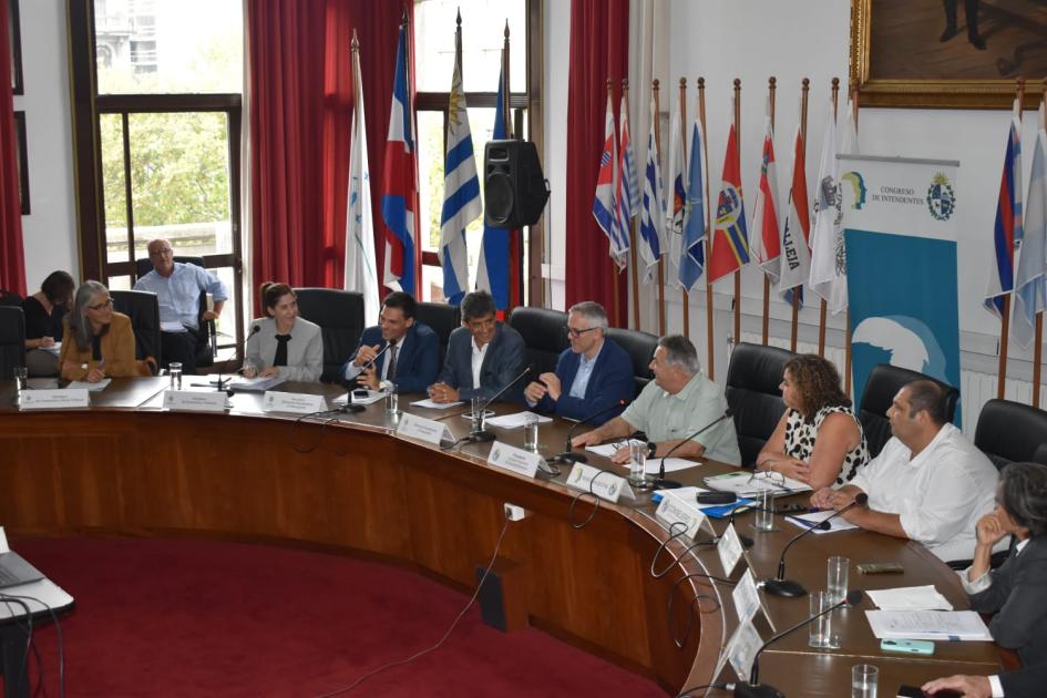 La ministra Lucía Etcheverry asumió la presidencia de la Comisión Sectorial de Descentralización La ministra Lucía Etcheverry asumió la presidencia de la Comisión Sectorial de Descentralización