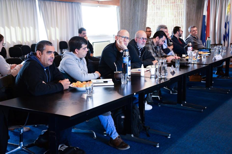Intercambio con representantes de sindicatos del transporte y autoridades del MTOP Intercambio con representantes de sindicatos del transporte y autoridades del MTOP