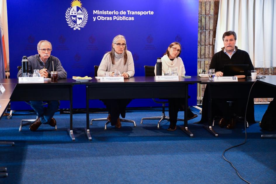 Intercambio con representantes de sindicatos del transporte y autoridades del MTOP Intercambio con representantes de sindicatos del transporte y autoridades del MTOP