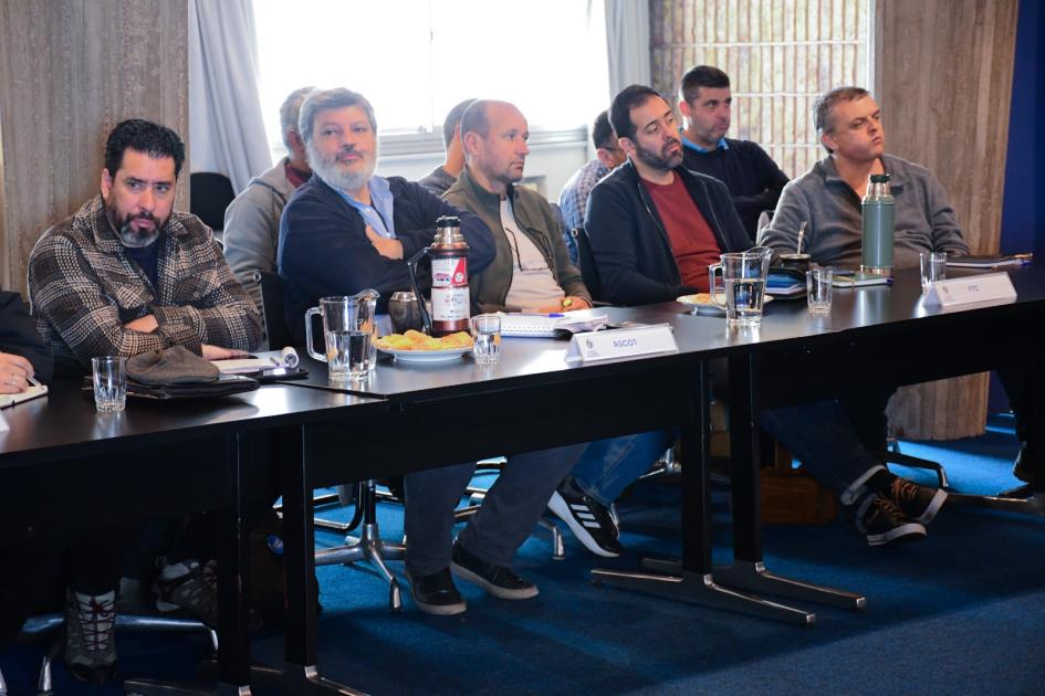 Intercambio con representantes de sindicatos del transporte y autoridades del MTOP Intercambio con representantes de sindicatos del transporte y autoridades del MTOP
