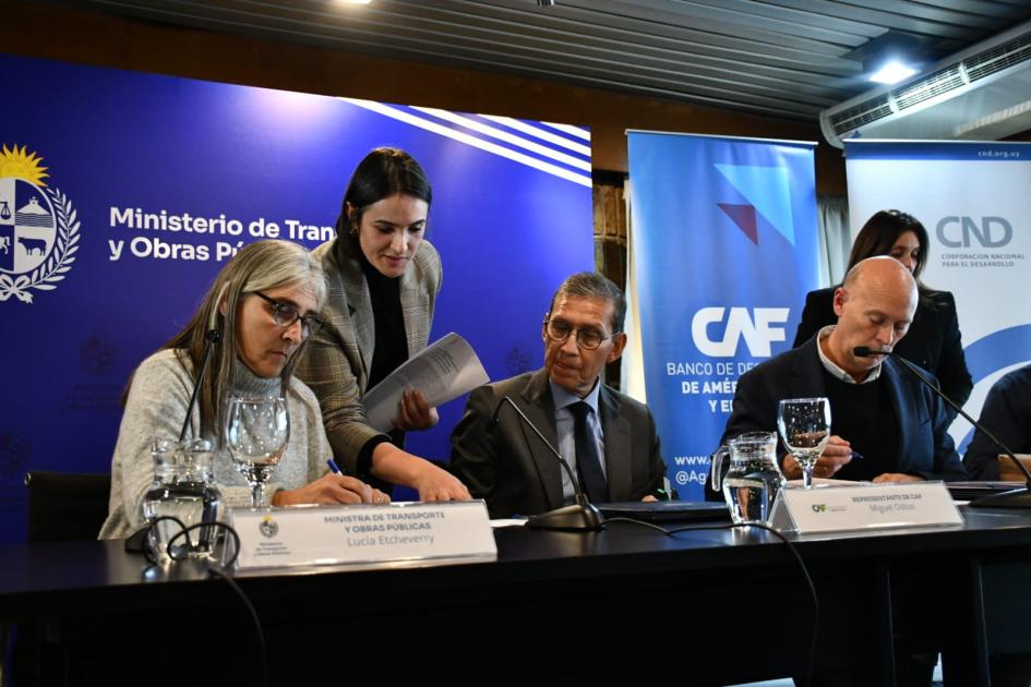 Firma de convenio entre MTOP, CAF y CND Firma de convenio entre MTOP, CAF y CND
