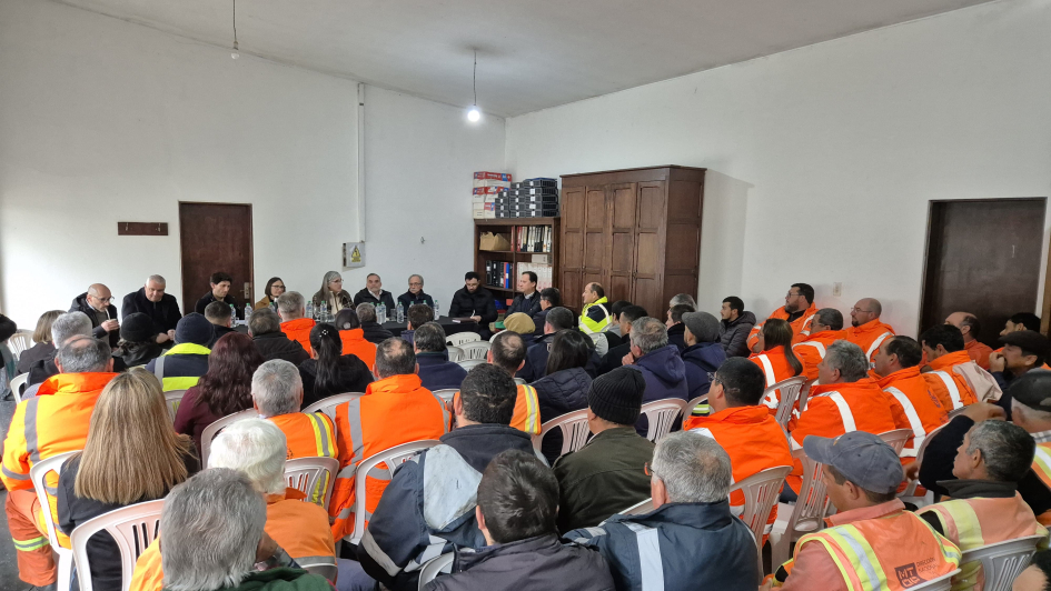 Reunión de autoridades del MTOP con funcionarios en Tacuarembó
